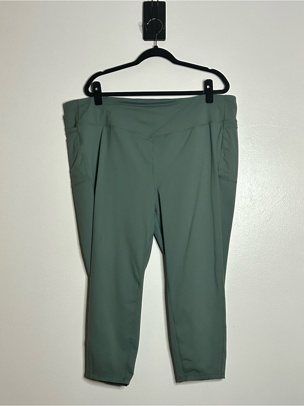 Torrid Sage Green Active High Rise Crop V-Band Pocket Leggings Capris Plus 4X